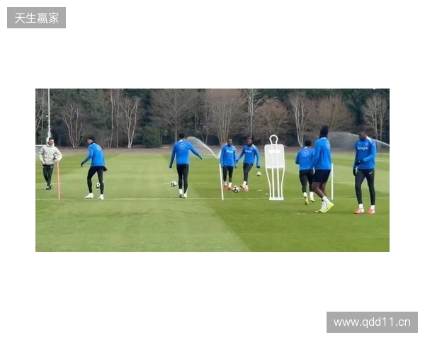跟队:埃斯特旺参加了切尔西的公开训练,里斯、约恩森缺席