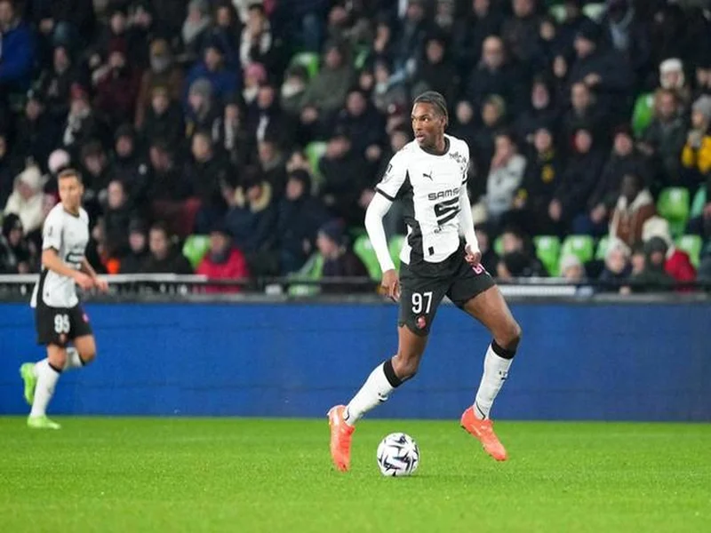 记者：雅凯已同意加盟切尔西，并告知雷恩希望在冬窗离队